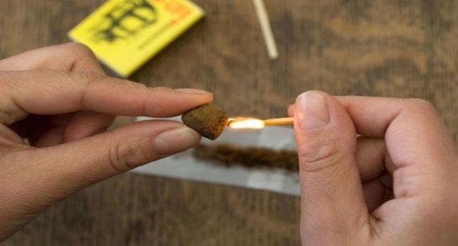 القبض على شخص بحوزته 30 قطعة “زطلة” أمام إحدى المدارس الإعدادية