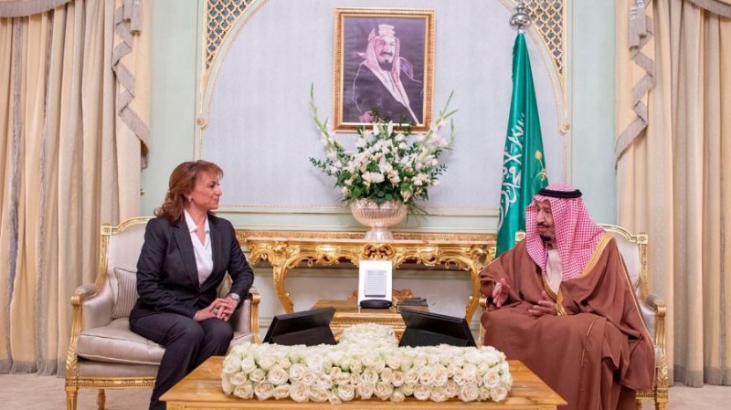 ملك السعودية يتسلّم المفتاح الذهبي لمدينة تونس