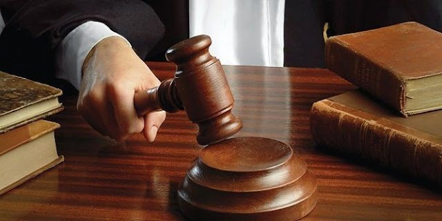 العاصمة : قاض يبكي ويُفرج عن شيخ مصاب بالزهايمر نام في اسطبل فسجنوه بتهمة السرقة !