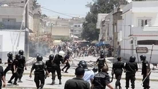 عاجل : أنباء عن إستشهاد أحد المحتجين بتطاوين بعد مواجهات عنيفة مع الأمن و تدخل الجيش/صور