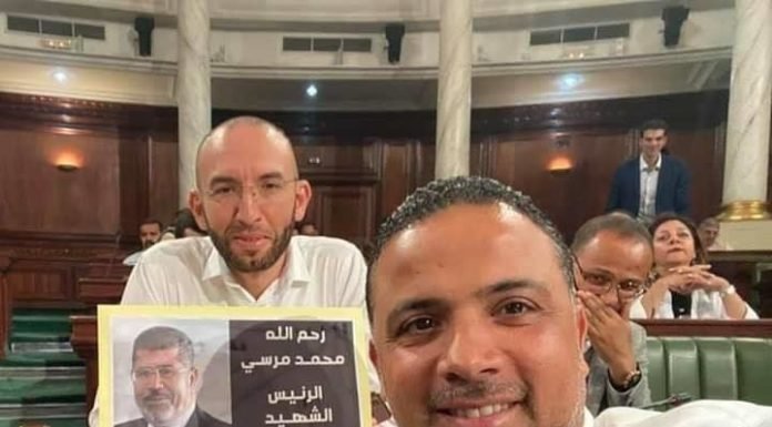 تلاسن بين النواب بسبب صورة الرئيس المصري الراحل محمد مرسي