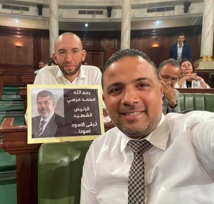 تلاسن بين النواب بسبب صورة الرئيس المصري الراحل محمد مرسي