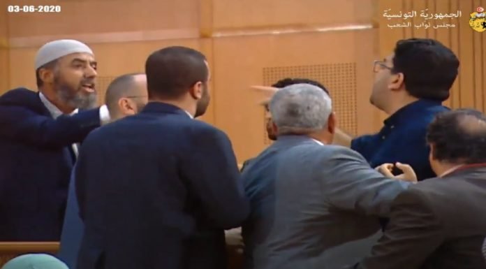 نائب لزميله : يا سارق فلوس الناس يا عار على تونس